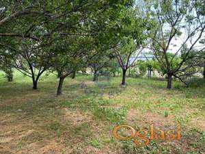 Na prodaju parcela površine 1506 m²